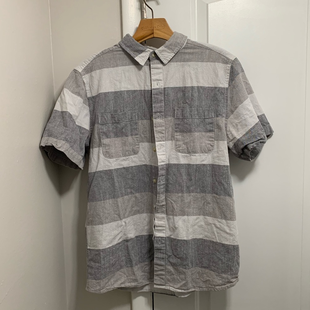 Men’s Short Sleeve Ombré Style Striped Button Up
